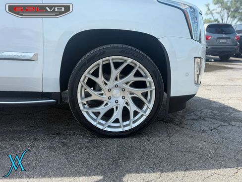 Used 2019 Cadillac Escalade Luxury AWD/4WD image 9