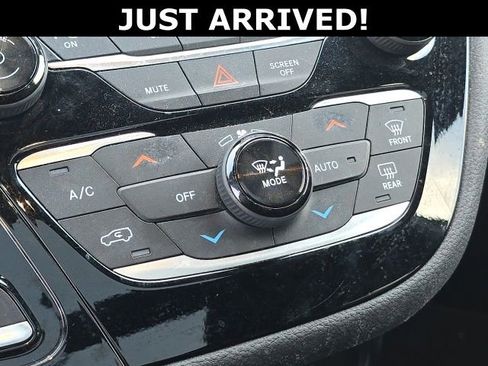 Used 2019 Chrysler Pacifica Limited w/ Advanced Safetytec Group FWD image 23