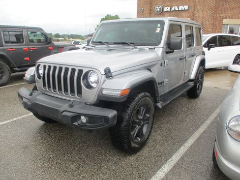 Used 2021 Jeep Wrangler Unlimited Sahara AWD/4WD image 3