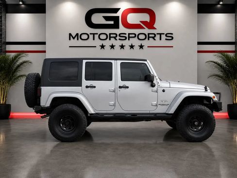 Used 2007 Jeep Wrangler Unlimited Sahara w/ Dual Top Group AWD/4WD image 8