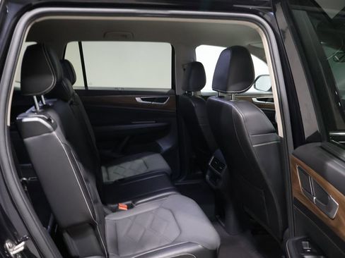 Used 2024 Volkswagen Atlas SE image 19