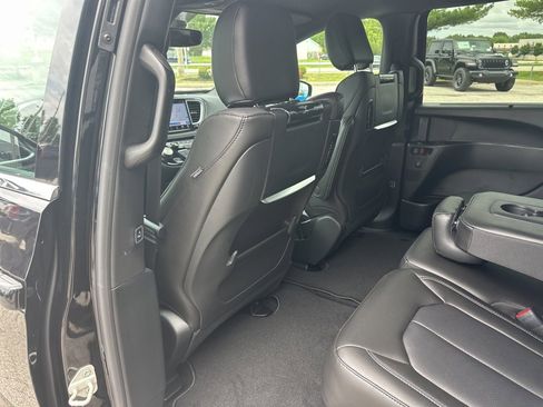 New 2025 Chrysler Pacifica Select w/ Uconnect Theater Family Group image 45
