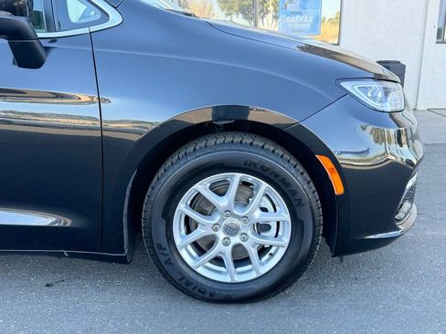 Used 2023 Chrysler Pacifica Touring-L image 2