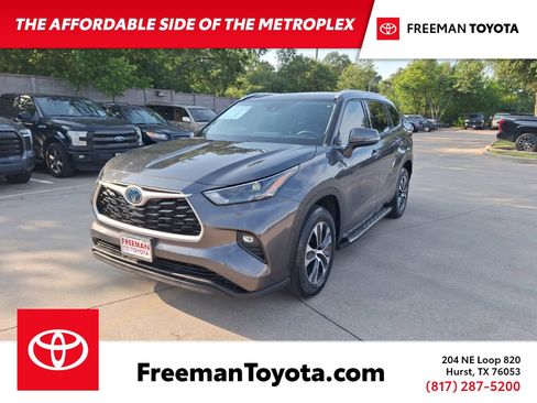 Used 2022 Toyota Highlander XLE FWD image 1