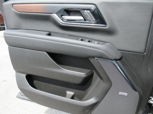 Used 2025 GMC Yukon Denali AWD/4WD image 19