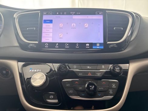Used 2022 Chrysler Pacifica Touring-L FWD image 18