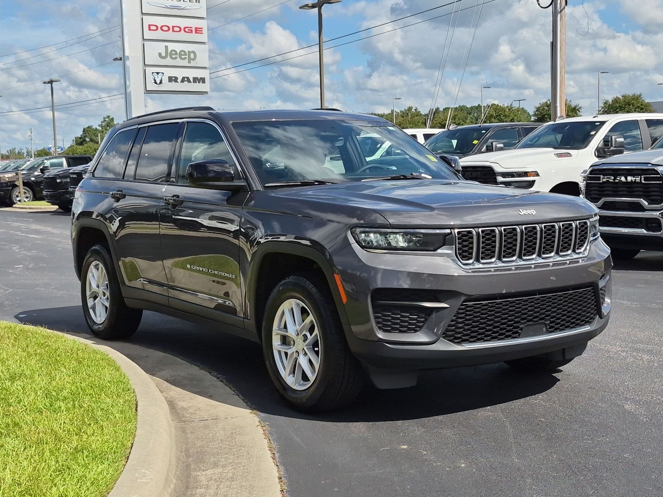 Used 2025 Jeep Grand Cherokee Laredo X w/ Luxury Tech Group I AWD/4WD image 3