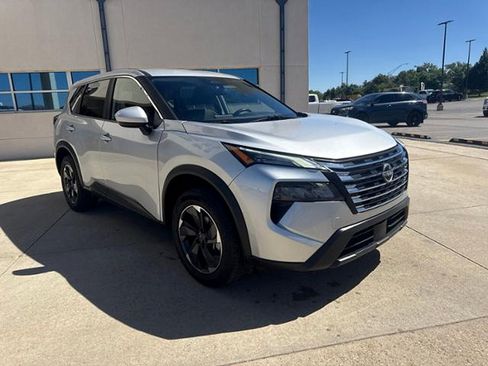 Used 2025 Nissan Rogue SV AWD/4WD image 3