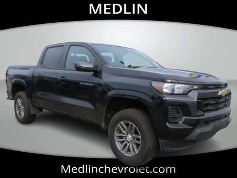 Used 2025 Chevrolet Colorado W/T w/ Advanced Trailering Package AWD/4WD image 2