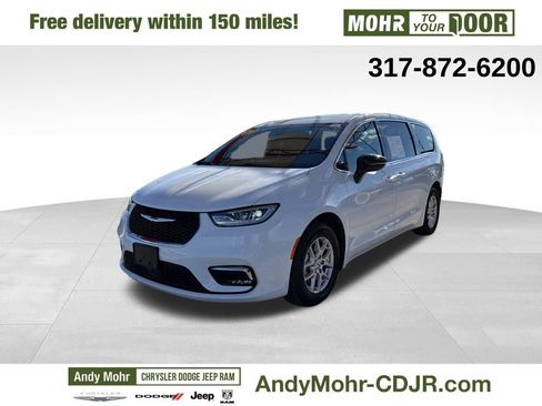 Used 2025 Chrysler Pacifica Select image 3