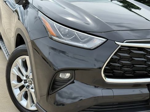 Used 2023 Toyota Highlander Limited FWD image 3