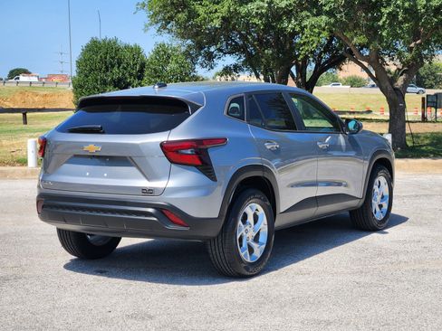 Used 2024 Chevrolet Trax LS w/ LS Convenience Package FWD image 5