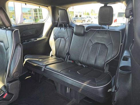 Used 2025 Chrysler Pacifica Limited FWD image 17