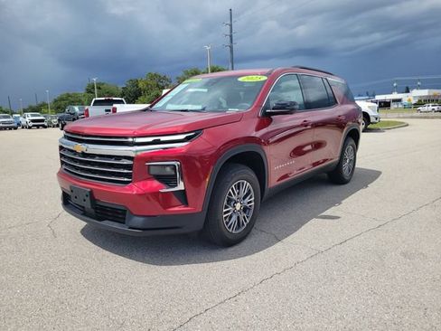 Certified 2025 Chevrolet Traverse LT w/ Driver Confidence Package FWD image 2