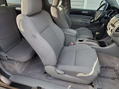 Used 2011 Toyota Tacoma 4x4 Access Cab V6 image 11