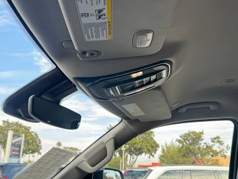 Used 2024 Jeep Wagoneer L Series II RWD image 16