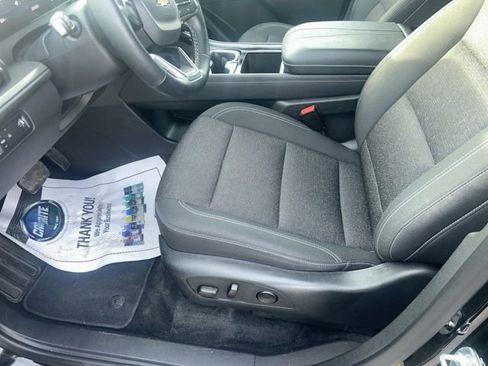 Used 2025 Chevrolet Traverse LT image 12