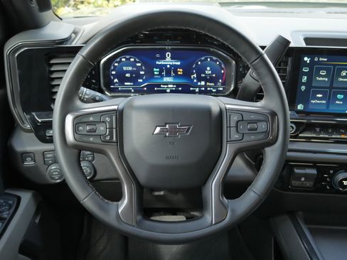 Used 2025 Chevrolet Silverado 2500 ZR2 w/ Technology Package image 7