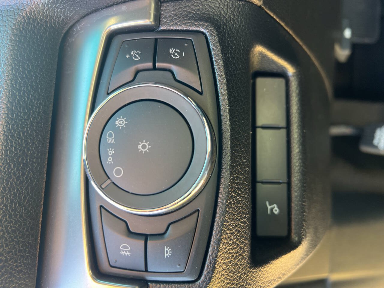 Used 2018 Ford Explorer XLT w/ Equipment Group 202A AWD/4WD image 36