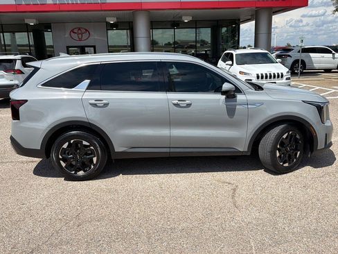 Used 2024 Kia Sorento S w/ Panoramic Sunroof Package FWD image 2