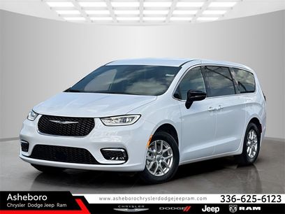 New 2025 Chrysler Pacifica Select