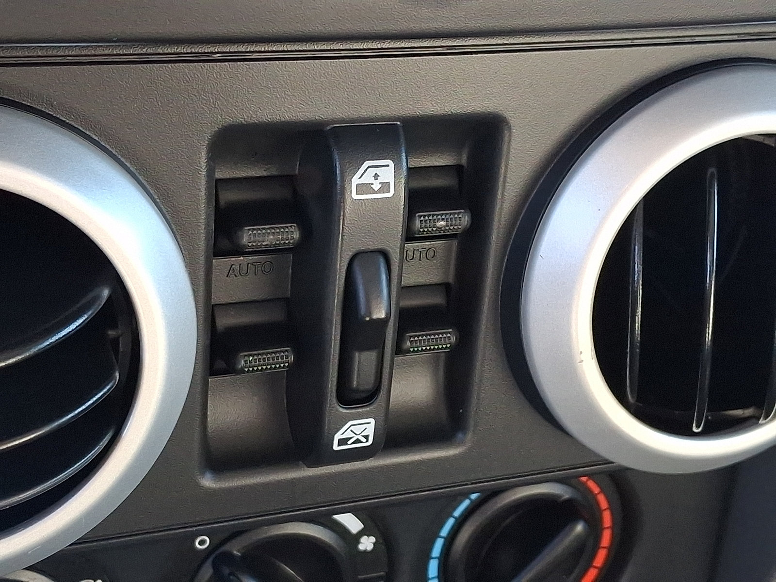 Used 2009 Jeep Wrangler Unlimited Sahara AWD/4WD image 17