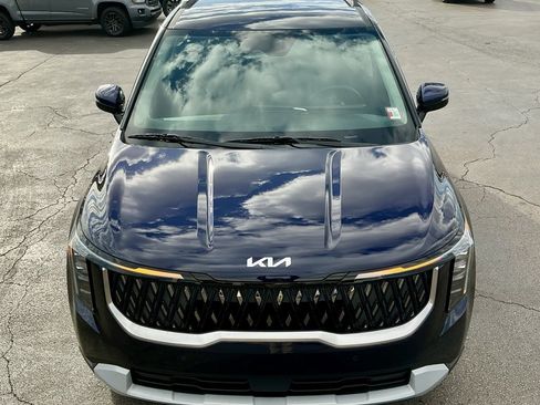 Used 2025 Kia Carnival EX image 11