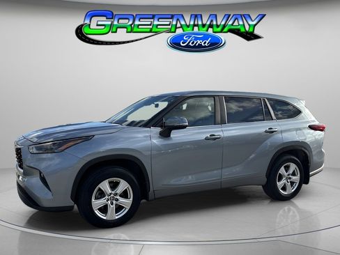 Used 2023 Toyota Highlander LE image 1