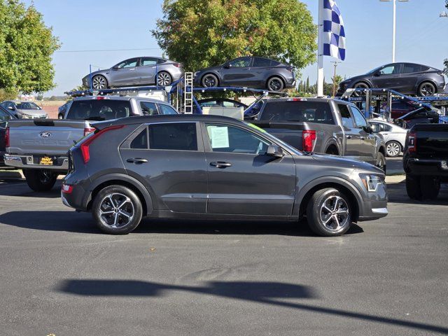 Used 2025 Kia Niro LX FWD image 3