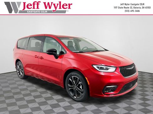 New 2026 Chrysler Pacifica Select FWD image 1