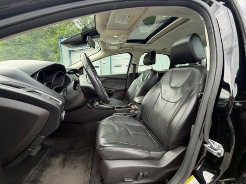 Used 2018 Ford Focus Titanium w/ Titanium Technology Package FWD image 9
