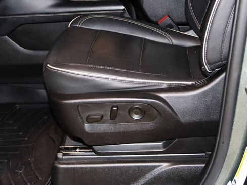 Used 2023 Chevrolet Suburban Premier AWD/4WD image 39