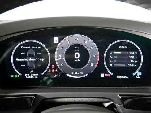 Used 2024 Porsche Cayenne AWD/4WD image 25
