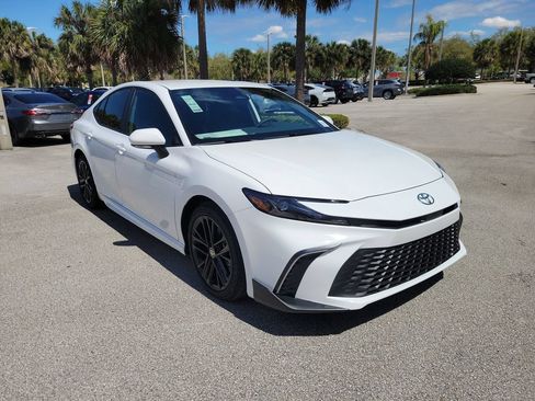 Used 2026 Toyota Camry SE FWD image 2