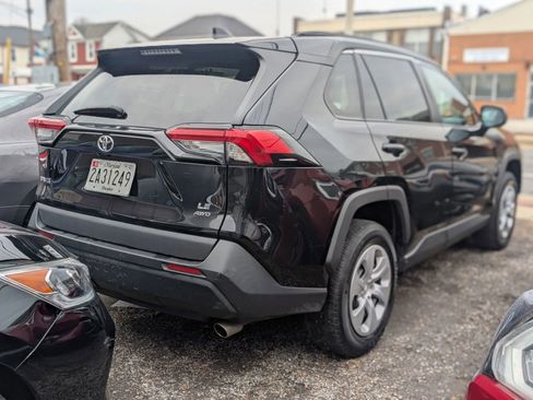 Used 2021 Toyota RAV4 LE image 17