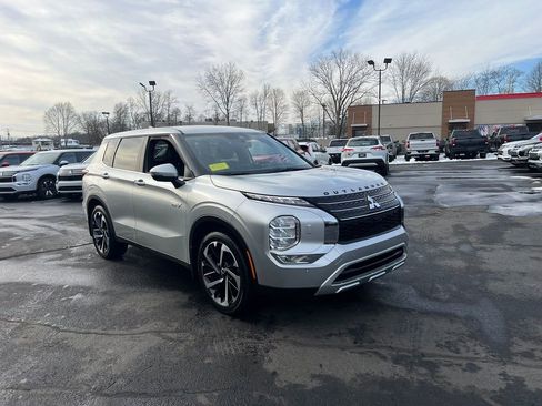 Used 2024 Mitsubishi Outlander SE image 3