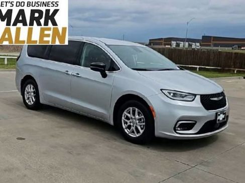 Used 2024 Chrysler Pacifica Touring-L FWD image 2
