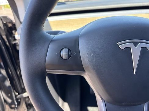 Used 2022 Tesla Model Y Long Range AWD/4WD image 28