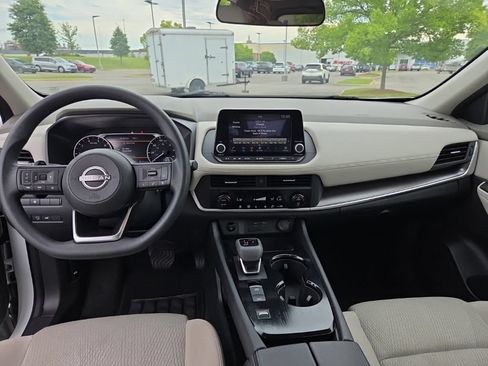 Used 2024 Nissan Rogue SV FWD image 13