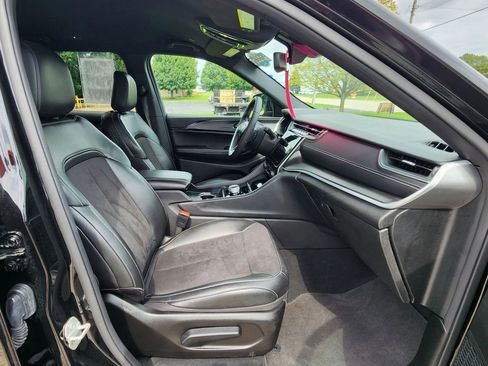 Used 2024 Jeep Grand Cherokee L Laredo image 16