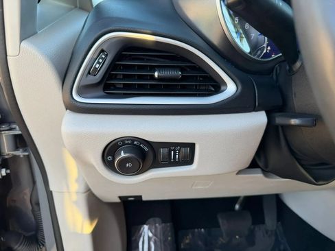 Used 2023 Chrysler Pacifica Touring-L FWD image 16