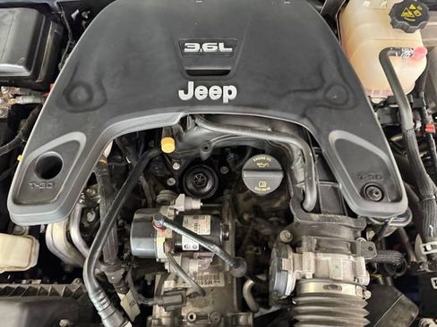 Used 2021 Jeep Wrangler Unlimited Sahara w/ Uconnect 4C Nav & Sound Group AWD/4WD image 6