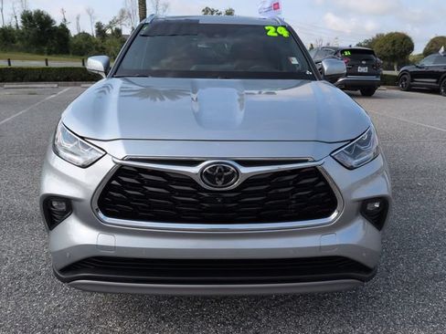 Certified 2024 Toyota Highlander Platinum FWD image 9
