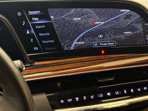 Used 2022 Cadillac Escalade Premium Luxury AWD/4WD image 17