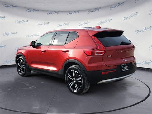 Used 2023 Volvo XC40 B5 Core image 3