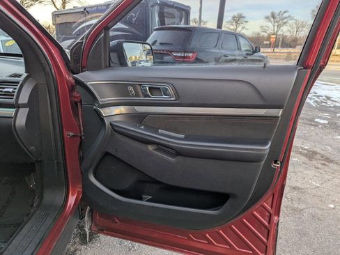 Used 2018 Ford Explorer XLT w/ Equipment Group 202A image 9