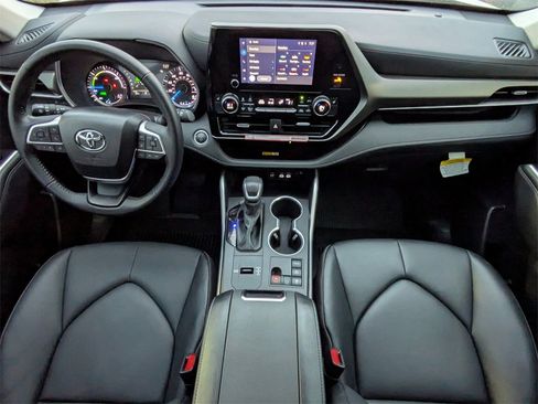 Certified 2024 Toyota Highlander XLE image 16