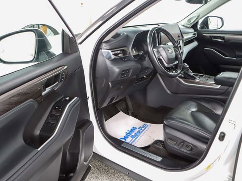 Used 2023 Toyota Highlander Limited image 3