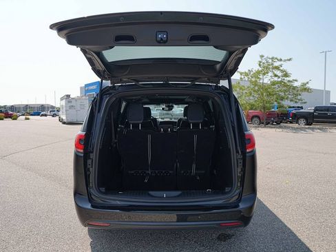 Used 2025 Chrysler Pacifica Limited FWD image 14