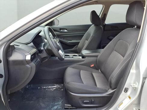 Used 2024 Nissan Altima 2.5 SV FWD image 25